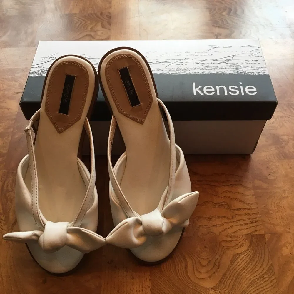 KENSIE SLIDERS w Bow Tie & Box!